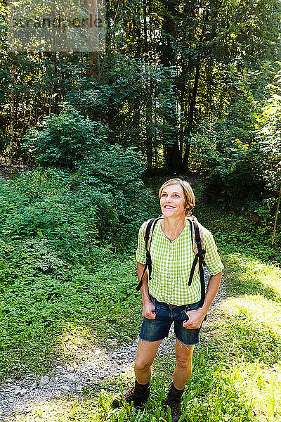 Frau erkundet Wald  Sonthofen  Bayern  Deutschland