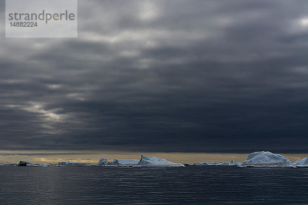 Eisberge unter Sturmwolken  Vibebukta  Austfonna  Nordaustlandet  Svalbard  Norwegen