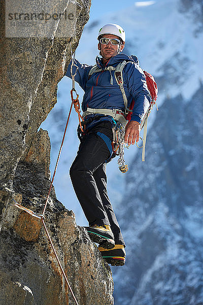 Bergsteiger mit Klettergurt  Chamonix  Rhône-Alpen  Frankreich