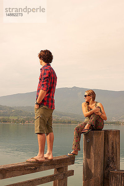 Junges Paar schaut vom Pier aus  Annecy-See  Annecy  Rhône-Alpes  Frankreich