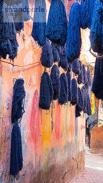 Gefärbte Baumwolle zum Trocknen aufgehängt  Marrakesch  Marokko