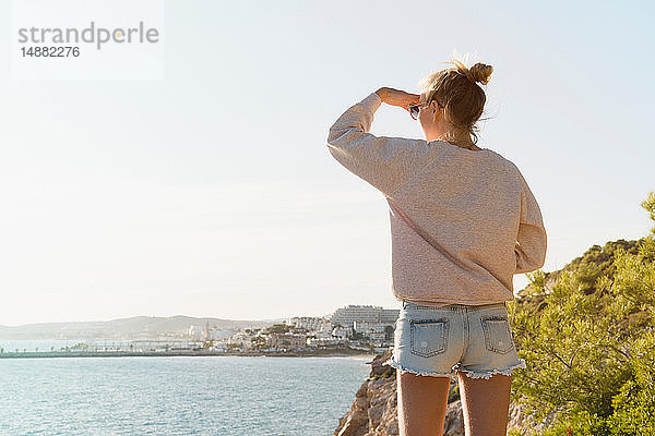 Frau mit Meerblick  Sitges  Katalonien  Spanien