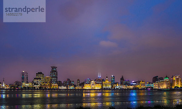 Das Hafenviertel und die Skyline des Bundes bei Nacht  Shanghai  China