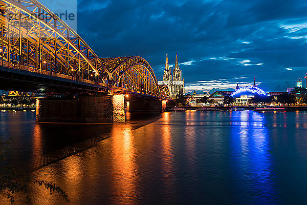 Domkirche  Hohenzollernbrücke und Theater am Rhein bei Nacht  Köln  Nordrhein-Westfalen  Deutschland