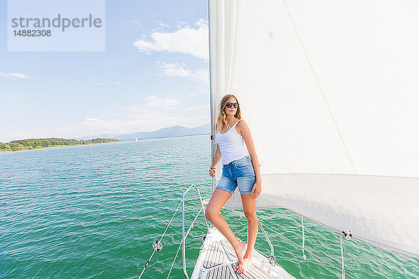 Junge Frau auf einem Segelboot auf dem Chiemsee  Portrait  Bayern  Deutschland