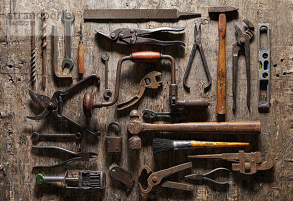 Auswahl an alten Handwerkzeugen auf Holz  Draufsicht