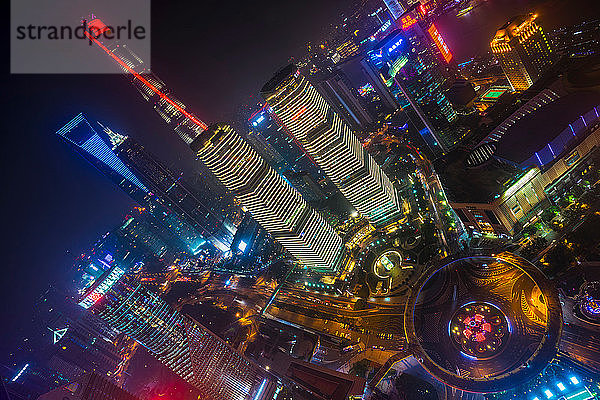 Pudong-Skyline mit Shanghai Tower  Shanghai World Financial Centre und IFC bei Nacht  Hochwinkelansicht  Shanghai  China