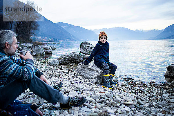 Vater und Sohn am Seeufer  Onno  Lombardei  Italien