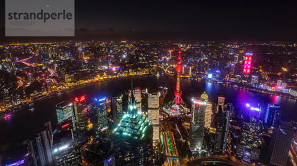 Stadtlandschaft mit Pudong und Huangpu-Fluss bei Nacht  Hochwinkelansicht  Shanghai  China