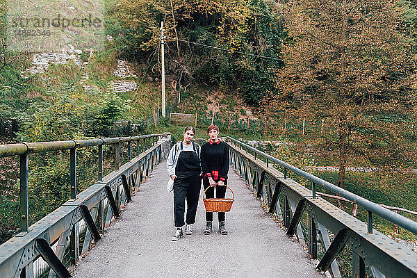 Frauen auf der Brücke  Rezzago  Lombardei  Italien