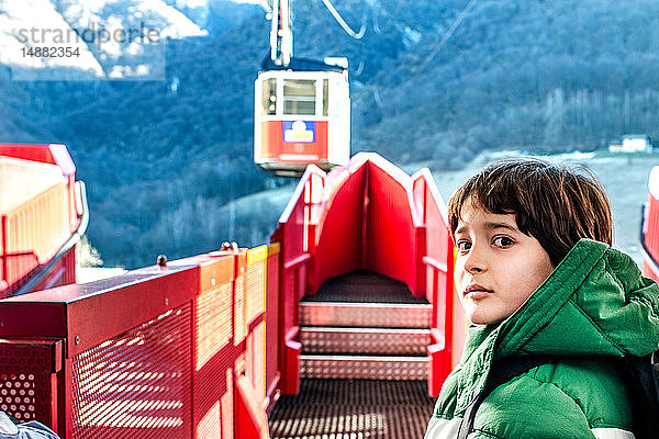 Junge an der Seilbahnstation  Piani Resinelli  Lombardei  Italien