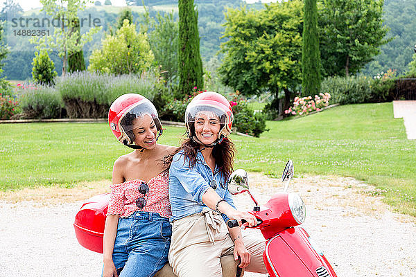 Frauen auf dem Roller auf dem Land  Città della Pieve  Umbrien  Italien