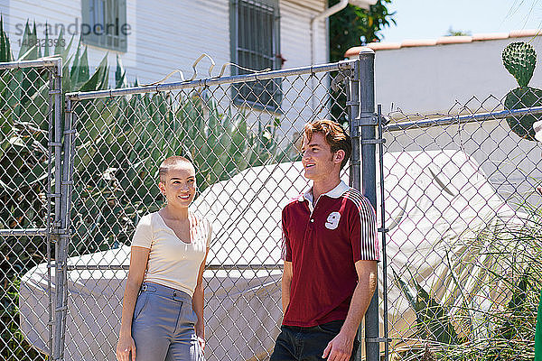 Junger Mann und junges Mädchen auf einem Vorstadtbürgersteig  Los Angeles  Kalifornien  USA
