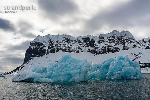 Ansicht des blauen Eisbergs an der Küste  Burgerbukta  Spitzbergen  Svalbard  Norwegen