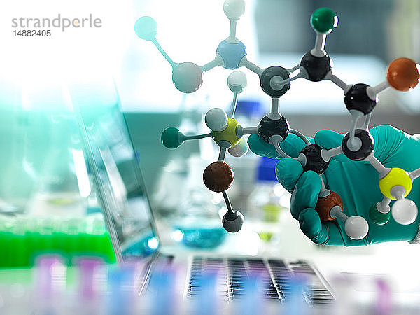 Chemische Forschung  Forscher  der eine chemische Formel mit Hilfe eines molekularen Modells entwirft