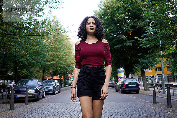 Junge Frau mitten auf der Straße  Berlin  Deutschland