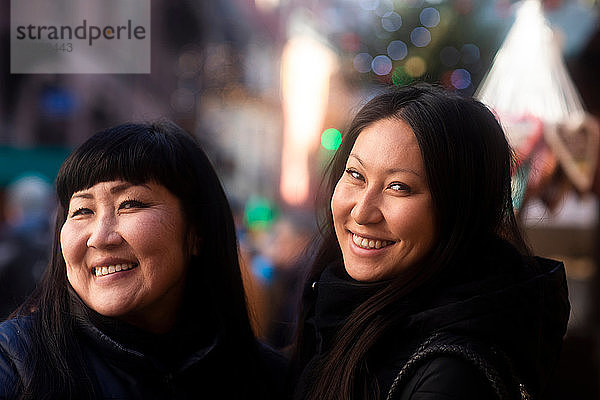 Mutter und Tochter beim Schaufensterbummel auf dem Weihnachtsmarkt  Freiburg  Baden-Württemberg  Deutschland