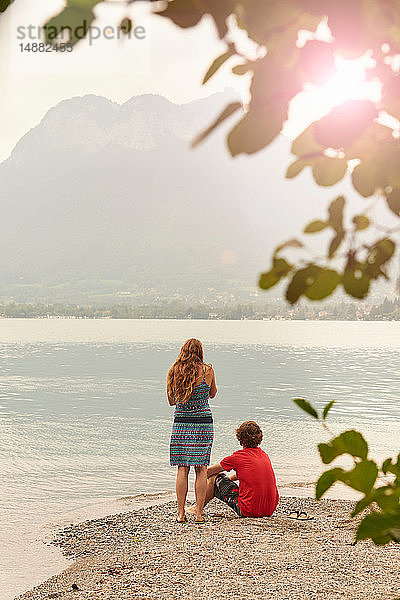 Junges Paar mit Blick auf den See von Annecy  Annecy  Rhône-Alpes  Frankreich