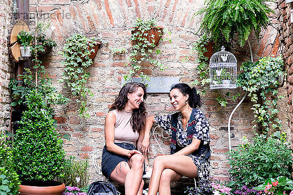 Freunde genießen friedliche Ecke mit Pflanzen  Città della Pieve  Umbrien  Italien