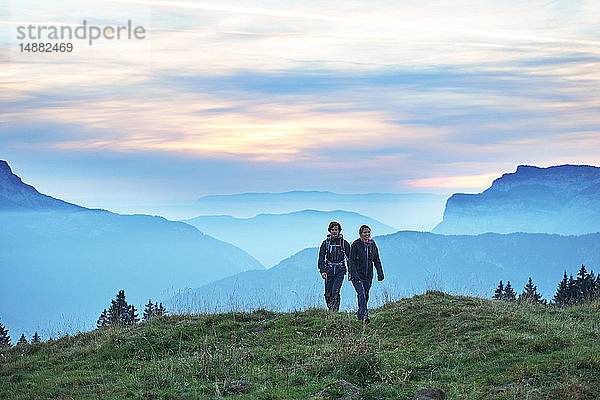 Wanderer mit nebligen Bergen im Hintergrund  Manigod  Rhône-Alpes  Frankreich