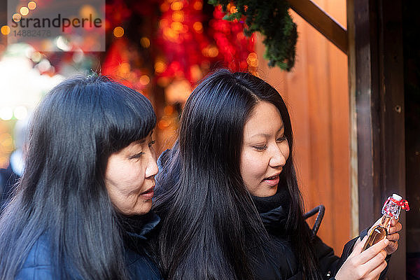 Mutter und Tochter beim Schaufensterbummel auf dem Weihnachtsmarkt  Freiburg  Baden-Württemberg  Deutschland