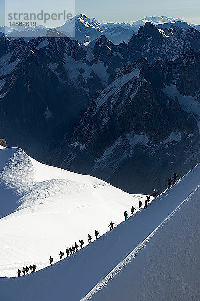 Bergsteiger beim Abstieg in der Ferne  Chamonix  Rhône-Alpen  Frankreich