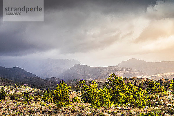 Landschaft mit fernen Bergen und Gewitterwolken  Mogan  Kanarische Inseln  Spanien