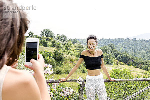 Frau fotografiert einen Freund mit Blick auf Città della Pieve  Umbrien  Italien