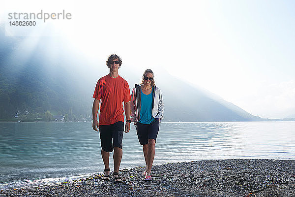 Mann und Frau entspannen sich am Lac d'Annecy  Annecy  Frankreich