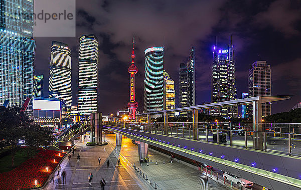 Pudong-Skyline mit Oriental Pearl Tower und erhöhtem Gehweg bei Nacht  Shanghai  China