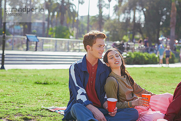 Junges Paar im Park sitzend  Los Angeles  Kalifornien  USA