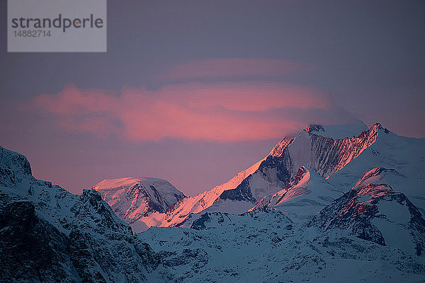 Schneebedeckte Alpen bei Sonnenuntergang  Zermatt  Wallis  Schweiz