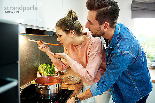 Verkostung von Tomatensuppe zu zweit in der Küche