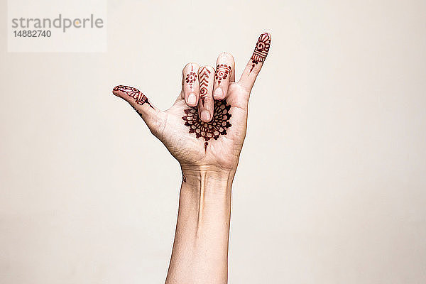 Hand mit Geste der Henna-Tätowierung