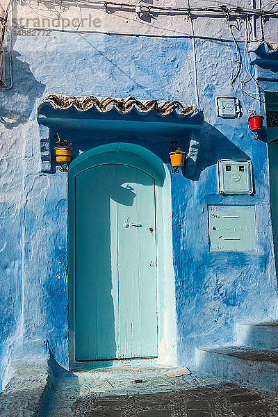 Blau gestrichenes Haus außen und Eingang  Chefchaouen  Marokko