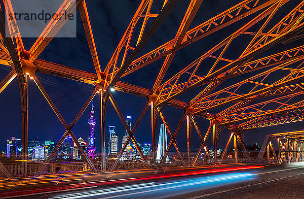 Waibaidu-Brücke und Skyline von Pudong bei Nacht  Shanghai  China