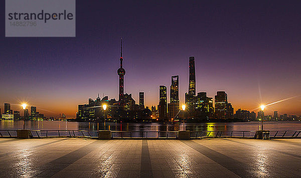 Der Bund und die Skyline von Pudong im Morgengrauen  Shanghai  China