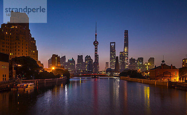 Waibaidu-Brücke über den Huangpu-Fluss mit der Skyline von Pudong bei Nacht  Shanghai  China