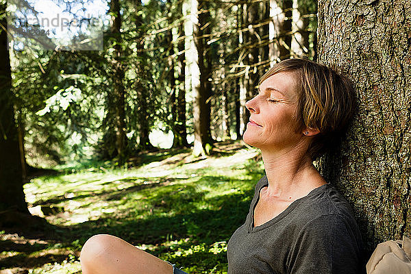 Frau entspannt sich im Wald  Sonthofen  Bayern  Deutschland