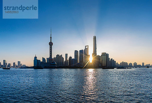 Der Bund und die Skyline von Pudong bei Sonnenaufgang  Shanghai  China
