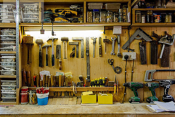 Handwerkzeuge und Werkstatt
