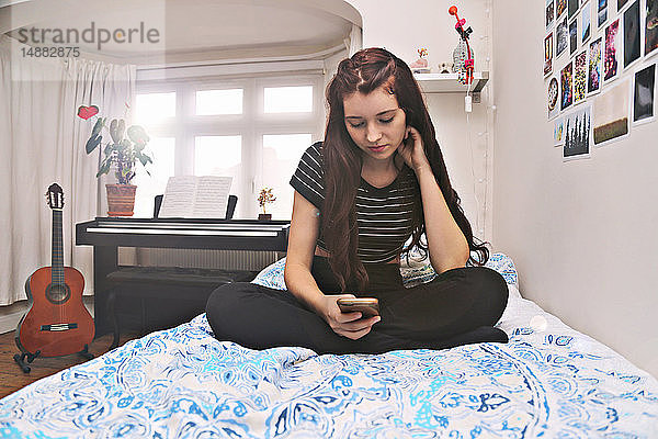 Soziale Netzwerke von Teenagern im Bett