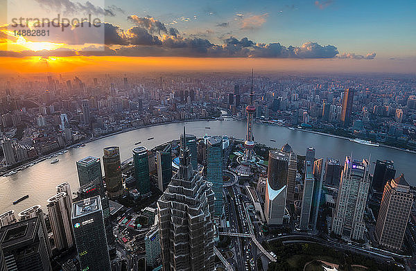 Pudong-Skyline und Huangpu-Fluss bei Sonnenuntergang  Hochwinkelansicht  Shanghai  China