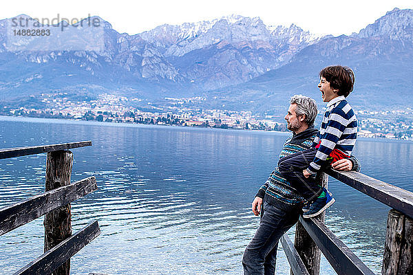 Junge und Vater schauen von der Seebrücke aus  Comer See  Onno  Lombardei  Italien