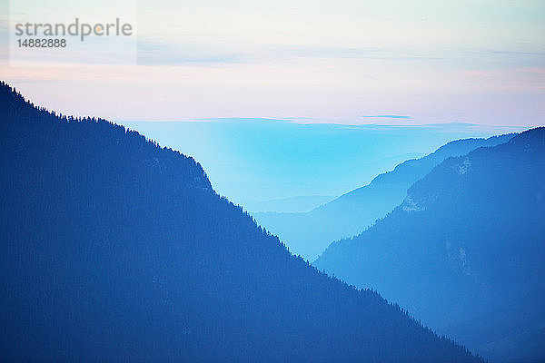 Nebel über Bergketten  Manigod  Rhône-Alpes  Frankreich