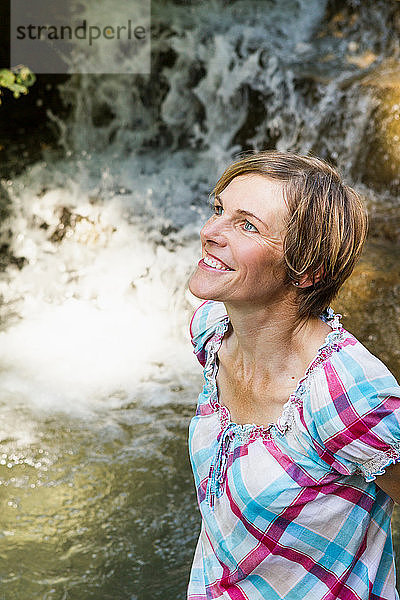 Frau am Wasserfall  Sonthofen  Bayern  Deutschland