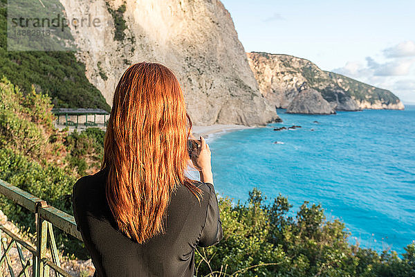 Frau beim Fotografieren des türkisfarbenen Meeres  Insel Lefkada  Levkas  Griechenland