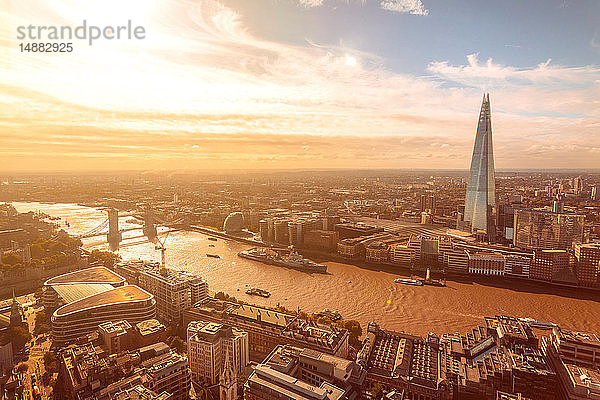 Sonniger Blick auf die Themse  Tower Bridge  Londoner Turm und die Scherbe  City of London  Großbritannien