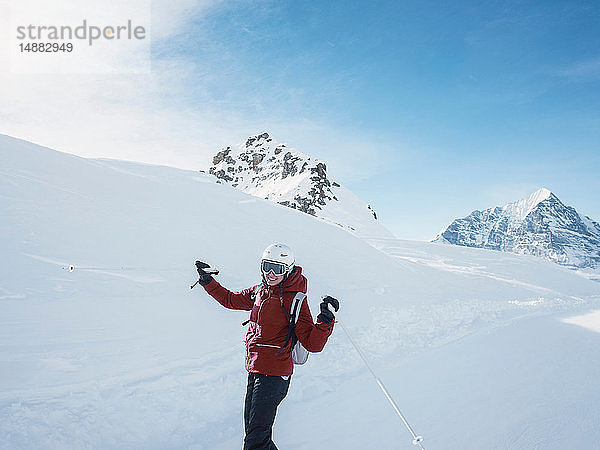 Junge Skifahrerin mit Helm und Skibrille in schneebedeckter Landschaft  Porträt  Alpe Ciamporino  Piemont  Italien