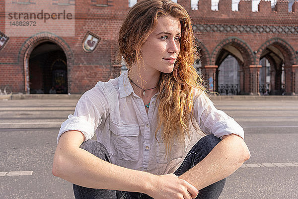 Junge Frau ruht auf der Oberbaumbrücke in der Stadt  Berlin  Deutschland